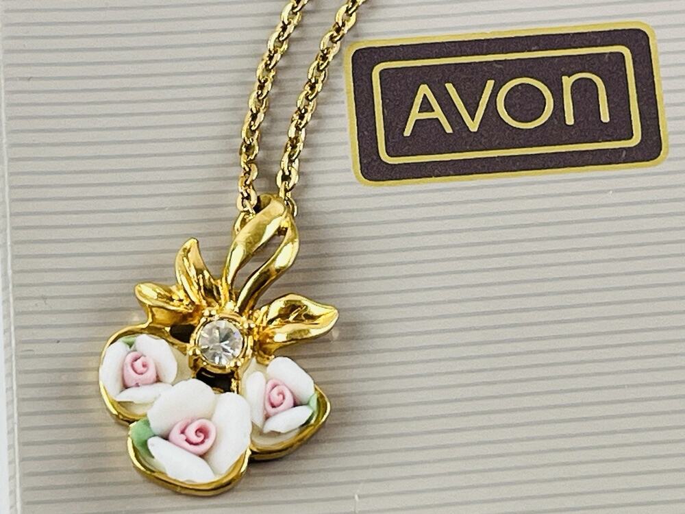 Avon Necklace Gold Tone Pink Porcelain Roses Rhinestone Pendant Chain Green Leaf